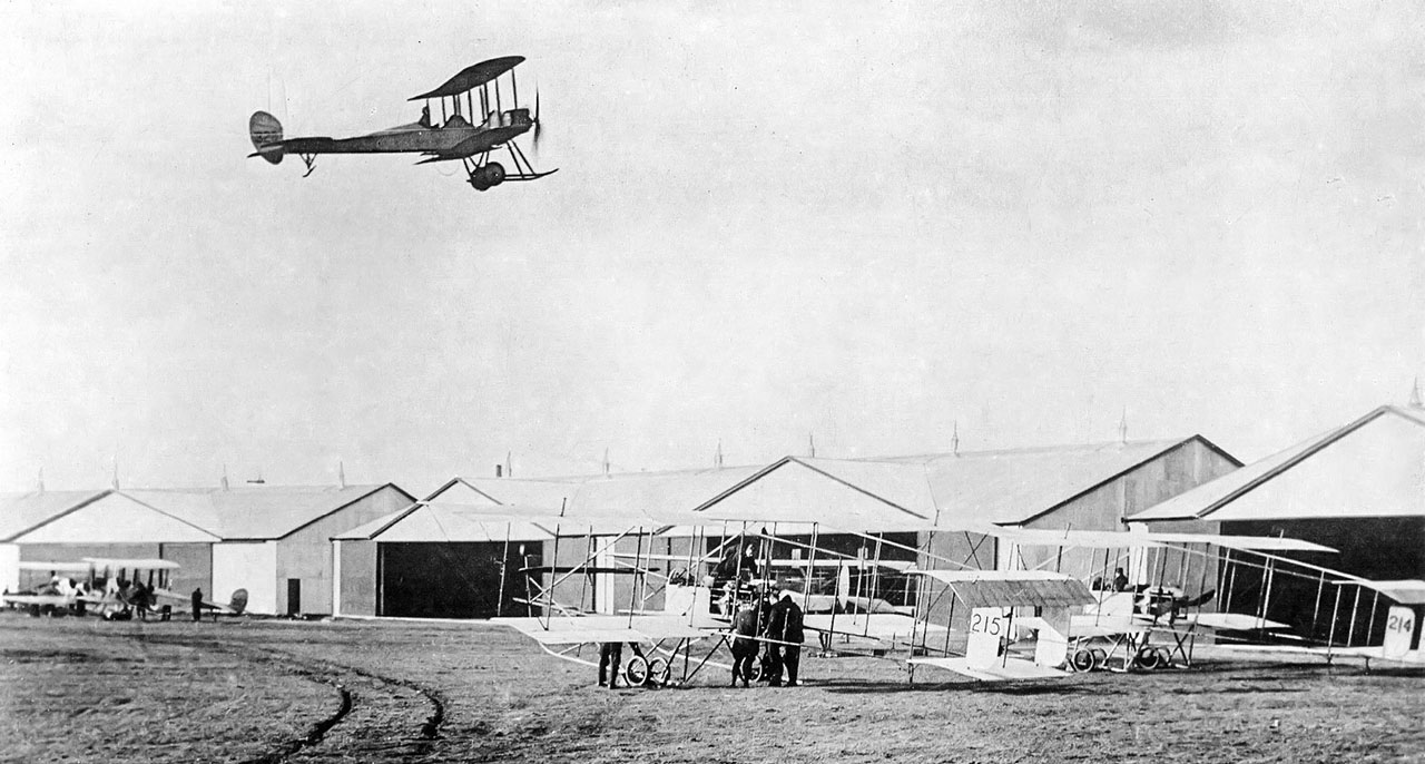Аэродром, начало XX века, на переднем плане "Фарман №7". Фотоархив Wikipedia